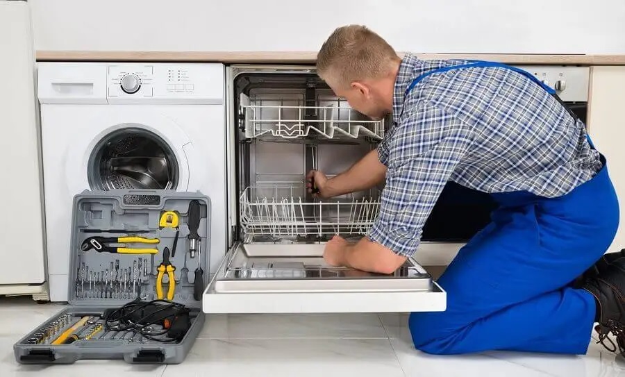 Gölbaşı Ariston servisi teknisyen ekibi beyaz eşya tamiri yaparken